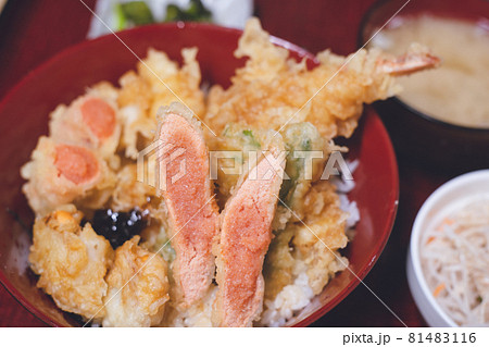 北海道函館の隣の鹿部町の名物たらこ天丼 81483116