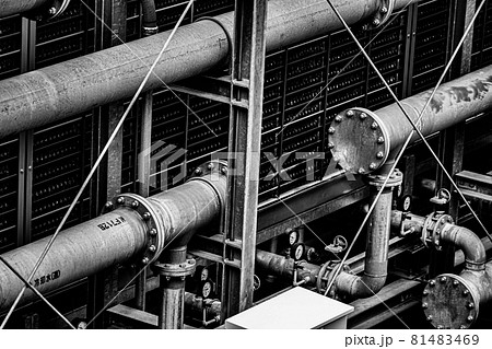プラントの配管とバルブ 81483469