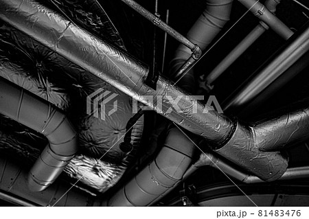 プラントの配管とバルブ 81483476