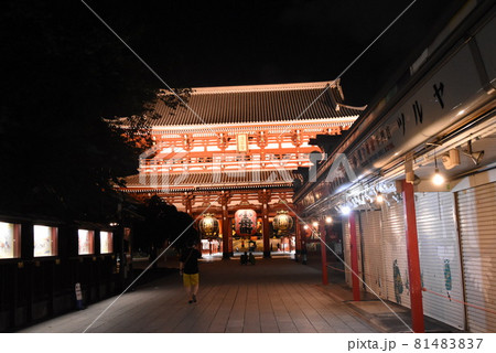 仲見世通りから見た夜の宝蔵門 81483837
