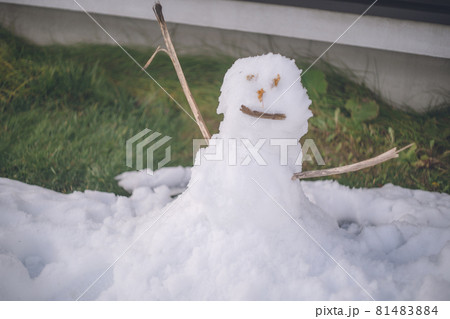 溶け残った雪で雪だるま - 北海道ニセコ 81483884