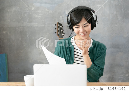 音楽を楽しむ女性 81484142