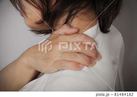 肩こりの女性 81484182
