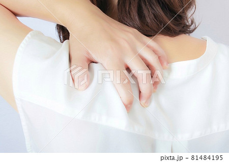 肩こりの女性 肩こりの女性 81484195