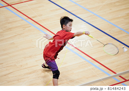 バドミントンする小学生男子 81484243