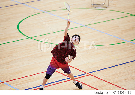 バドミントンする小学生男子 81484249