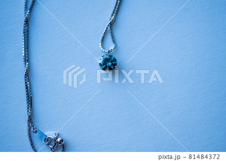 青いダイヤのネックレス 青いダイヤのネックレス 81484372