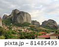 メテオラの奇岩群と麓の村 81485493