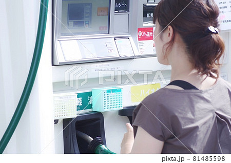 ガソリンスタンドで給油する女性 ガソリンスタンドで給油する女性 81485598