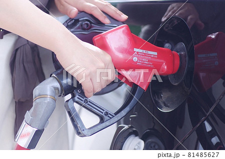 ガソリンを給料する女性 ガソリンを給料する女性 81485627