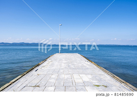 【夏】宮の浜海水浴場からみる青い海と晴れた空の風景　香川県　豊島 81485690