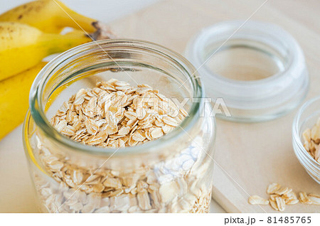 瓶に入ったオートミール 81485765