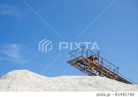 砂山とベルトコンベヤ 砂山とベルトコンベヤ 81485786