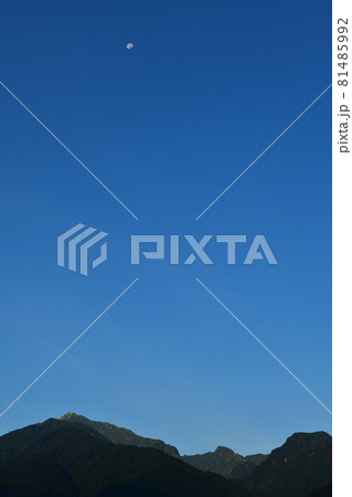北杜市白州町、甲斐駒と中天の月 81485992