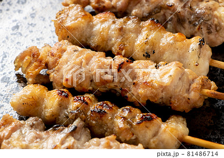 焼鳥(塩焼き)。せせりとぼんじり盛り合わせ。 81486714