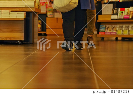 歩く人の足元 81487213