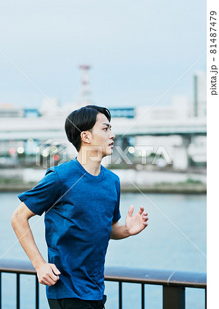 ランニングをする男性 ランニングをする男性 81487479