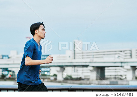 ランニングをする男性 81487481
