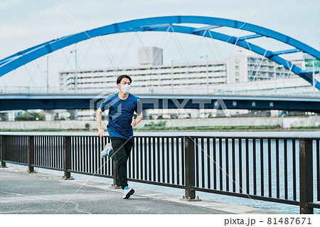 ランニングをする男性 81487671