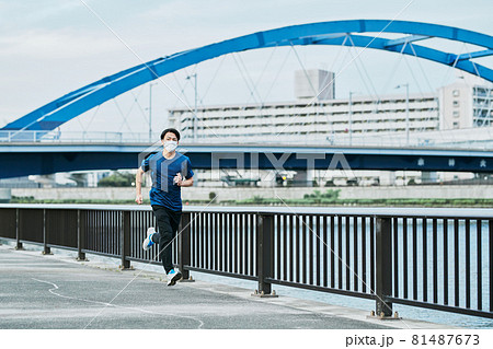 ランニングをする男性 81487673