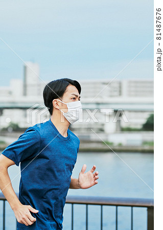 ランニングをする男性 81487676