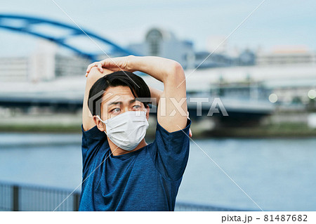 ストレッチをする男性 81487682