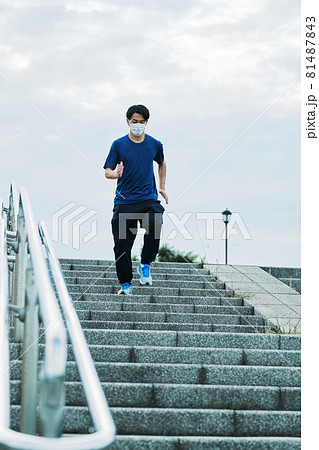 階段を下りる男性 階段を下りる男性 81487843
