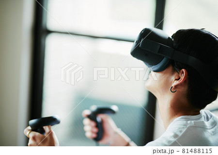 バーチャルリアリティーゲームをする男性 81488115