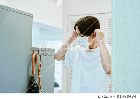 マスクをかけようとする男性 81488434
