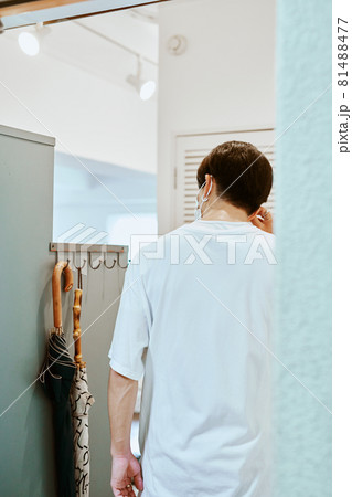 マスクをかける男性 81488477