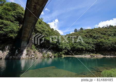 堀ヶ生橋を見上げる 夏 (高知県 北川村) 堀ヶ生橋を見上げる 夏 (高知県 北川村) 81488485