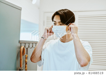 マスクをかけようとする男性 マスクをかけようとする男性 81488519