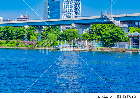 東京の都市風景 東京スカイツリーと屋形船の写真素材