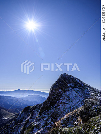 輝く太陽と快晴の空・谷川岳トマの耳 81489757