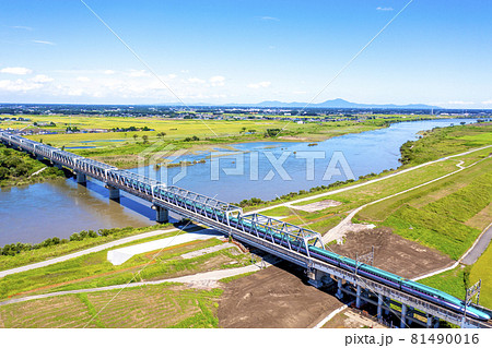 利根川を渡る東北新幹線(E5系はやぶさ)と遠方の筑波山(茨城県古河市) 利根川を渡る東北新幹線(E5系はやぶさ)と遠方の筑波山(茨城県古河市) 81490016