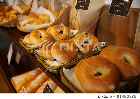 パン屋さんに並ぶベーグル パン屋さんに並ぶベーグル 81490539