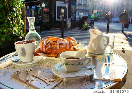 パリのカフェドフロールで優雅なひととき 81491079