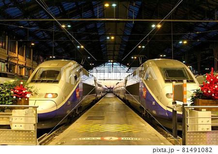 クリスマスの夜に並列し出発を待つTGV 81491082