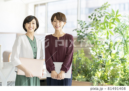 笑顔のビジネスウーマン 上司と部下 イメージ 撮影協力:WEEK芝大門(サンフロンティア不動産) 笑顔のビジネスウーマン 上司と部下 イメージ 撮影協力:WEEK芝大門(サンフロンティア不動産) 81491408