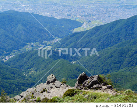 8月下旬(夏) 美ヶ原高原の王ヶ鼻から見た岩と松本盆地 長野県松本市 8月下旬(夏) 美ヶ原高原の王ヶ鼻から見た岩と松本盆地 長野県松本市 81491503