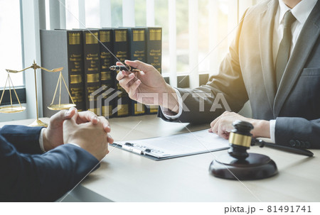 Lawyer hand holding pen and providing legal consult business dispute to the man Lawyer hand holding pen and providing legal consult business dispute to the man 81491741