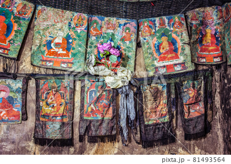 Thankas - Buddhist religious paintings on silk 81493564