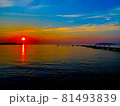 夕日と海と桟橋 81493839
