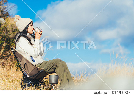 ソロキャンプをする女性 81493988