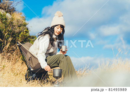 ソロキャンプをする女性 ソロキャンプをする女性 81493989