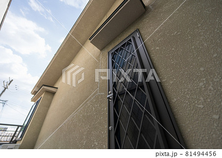 ベランダにある勝手口 ベランダにある勝手口 81494456