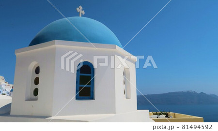 サントリーニ島の青い屋根のドーム チャーチ 81494592