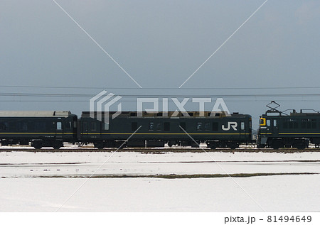 北陸本線　美川ー加賀笠間　JR西日本　24系　カニ24-10（宮原）　山側 81494649