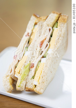 美味しいソーセージと玉子と野菜の全粒粉サンドイッチ 美味しいソーセージと玉子と野菜の全粒粉サンドイッチ 81495100