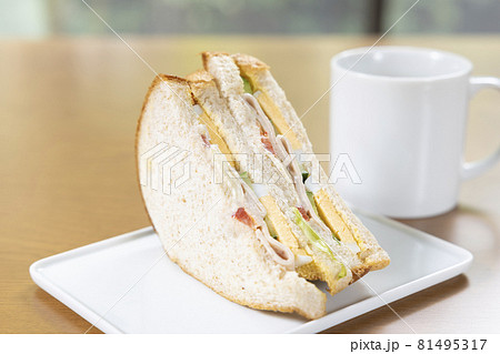 美味しいソーセージと玉子と野菜の全粒粉サンドウィッチとコーヒー 美味しいソーセージと玉子と野菜の全粒粉サンドウィッチとコーヒー 81495317